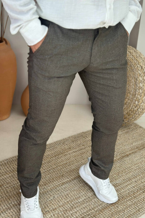 PANTALLONA NJË NGJYRËSHE ME DIZAJN TË THJESHTË PËR MESHKUJ NË NGJYRËN KAFE E ZBARDHUR - 2