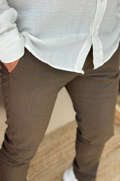 PANTALLONA NJË NGJYRËSHE ME DIZAJN TË THJESHTË PËR MESHKUJ NË NGJYRËN KAFE - 2