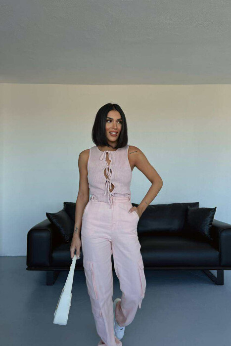 PANTALLONA NJË NGJYRËSHE ME XHEPA ANËSORE PËR FEMRA NË NGJYRËN PUDER - 3