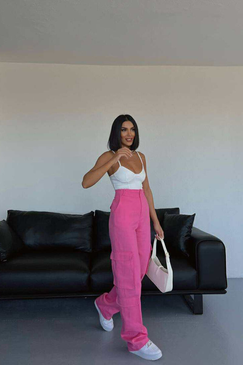 PANTALLONA NJË NGJYRËSHE ME XHEPA ANËSORE PËR FEMRA NË NGJYRËN ROZË - 3