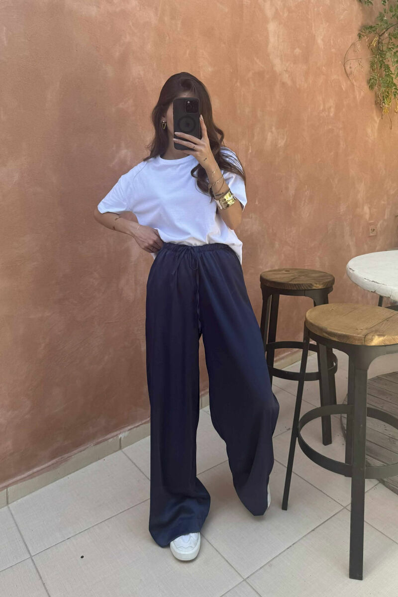 PANTALLONA SATEN ELASTIKE NË BELI DHE ME LIDHËSE PËR FEMRA NË NGJYRËN BLU E ERRËT - 1