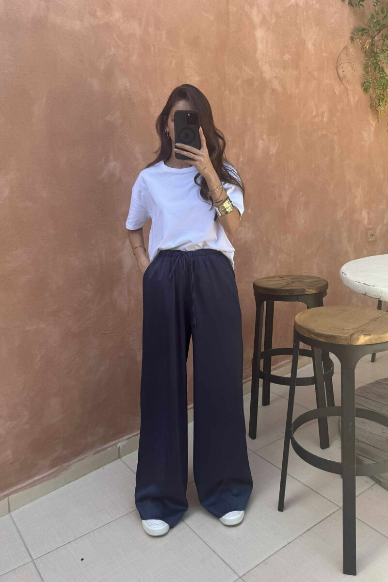 PANTALLONA SATEN ELASTIKE NË BELI DHE ME LIDHËSE PËR FEMRA NË NGJYRËN BLU E ERRËT - 2