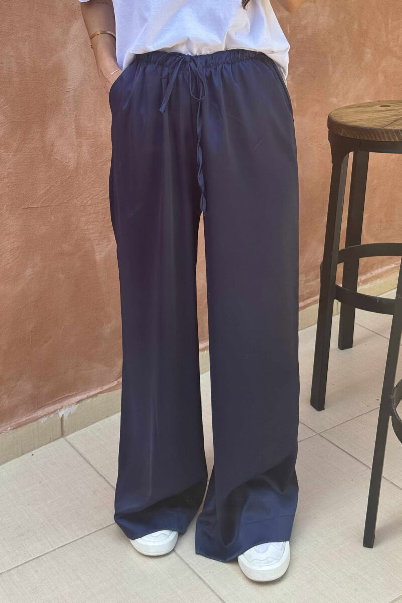 PANTALLONA SATEN ELASTIKE NË BELI DHE ME LIDHËSE PËR FEMRA NË NGJYRËN BLU E ERRËT - 3