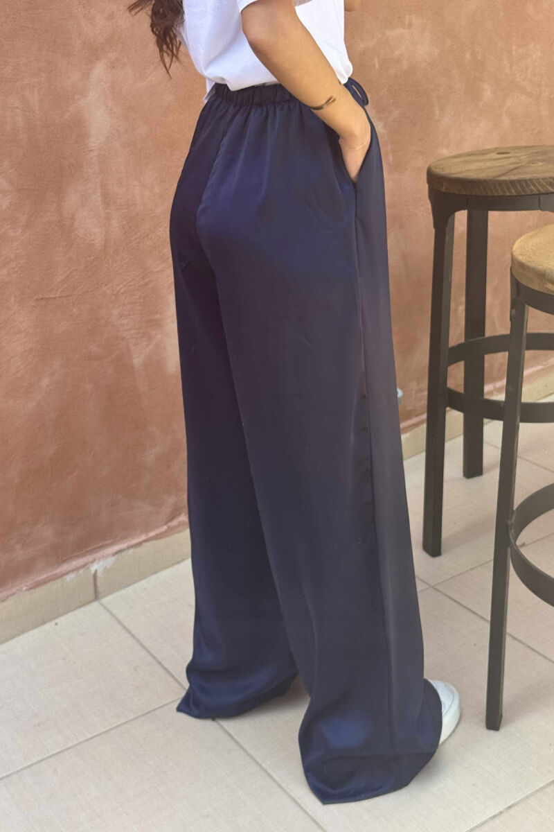 PANTALLONA SATEN ELASTIKE NË BELI DHE ME LIDHËSE PËR FEMRA NË NGJYRËN BLU E ERRËT - 4