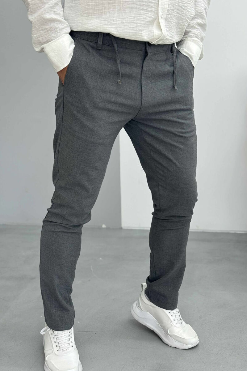 PANTALLONA TË GJERA ME DETAJIN E LIDHSES PËR MESHKUJ NË NGJYRËN GRI - 2