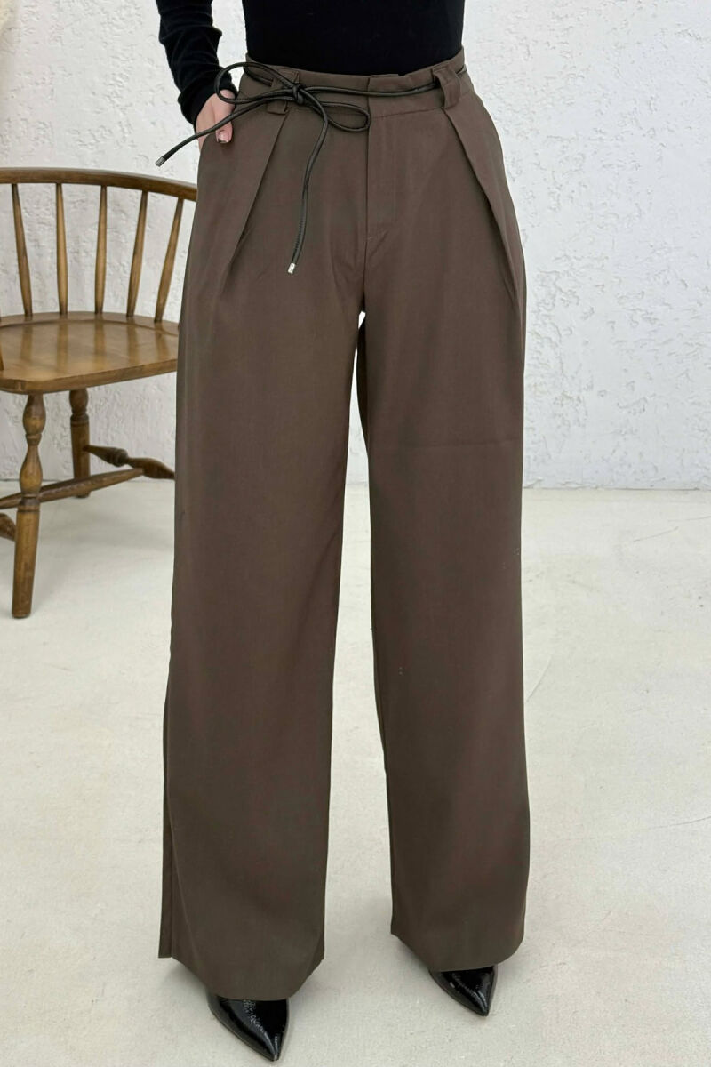 PANTALLONA TË GJERA ME RRIP LËKURE PËR FEMRA NË NGJYRE KAFE - 3