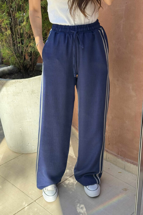 PANTALLONA TË GJERA ME VIJA ANASH PËR FEMRA NË NGJYRËN BLU - 2