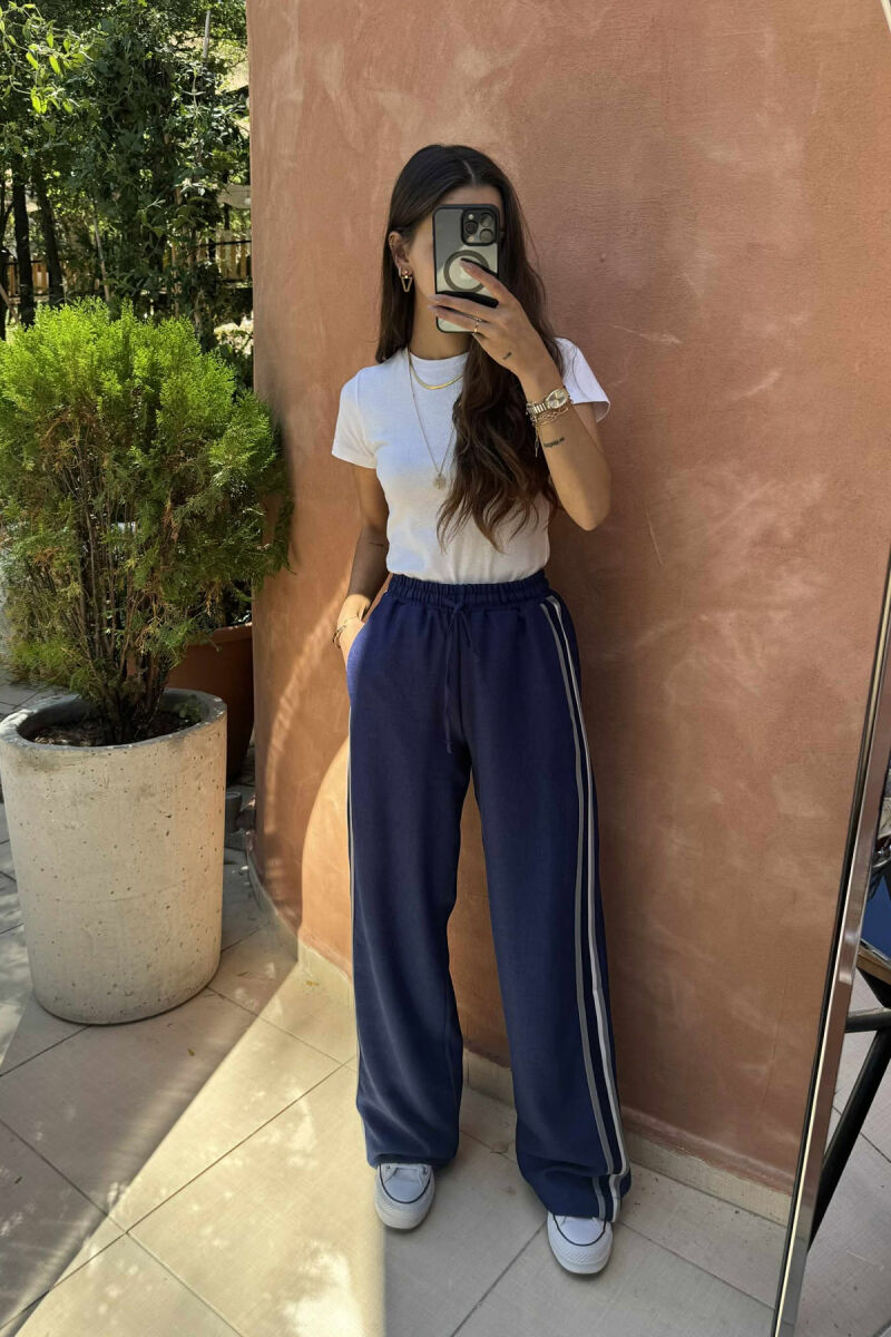 PANTALLONA TË GJERA ME VIJA ANASH PËR FEMRA NË NGJYRËN BLU - 4