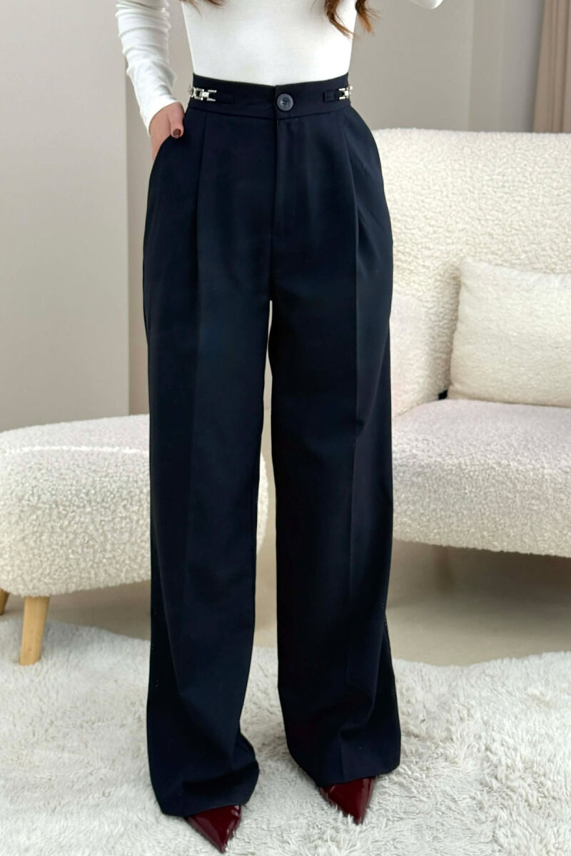 PANTALLONA TE GJERA NJE NGJYRESHE ME DETAJE ZINXHIRI PER FEMRA NE NGJYRE BLU TE ERRET - 3