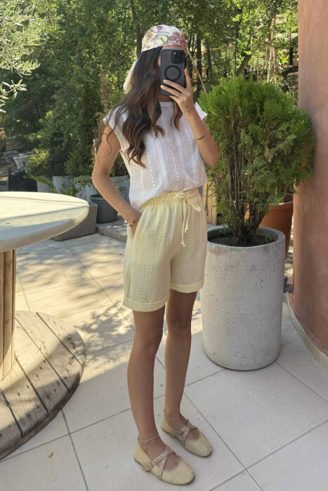 PANTALLONA TË SHKURTRA LINO NJË NGJYRËSHE PËR FEMRA NË NGJYRËN E VERDHË - 2