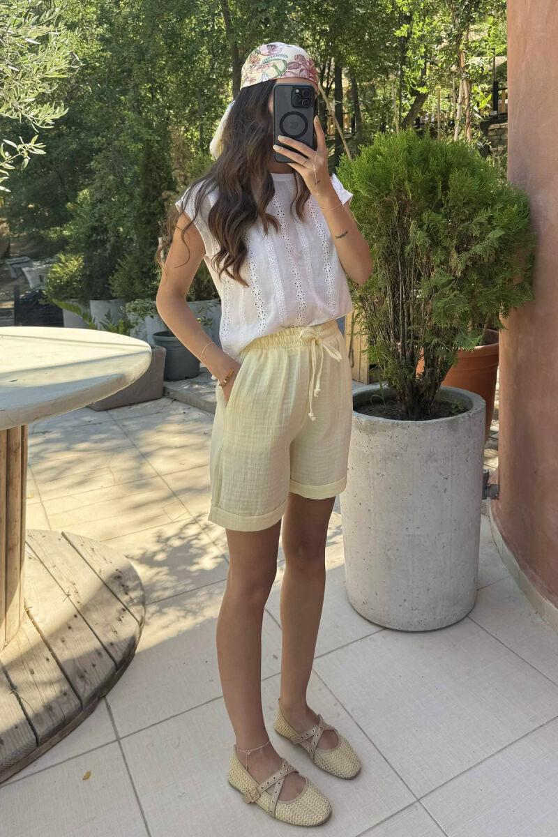 PANTALLONA TË SHKURTRA LINO NJË NGJYRËSHE PËR FEMRA NË NGJYRËN E VERDHË - 2