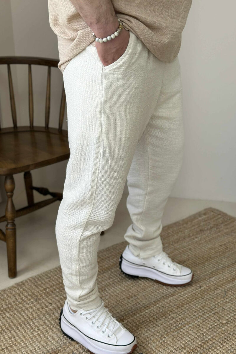 PANTALLONA TË THJESHTA ME DETAJIN E RRIPIT PËR MESHKUJ NË NGJYRËN KREM - 2