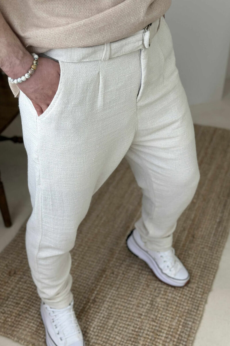 PANTALLONA TË THJESHTA ME DETAJIN E RRIPIT PËR MESHKUJ NË NGJYRËN KREM - 3