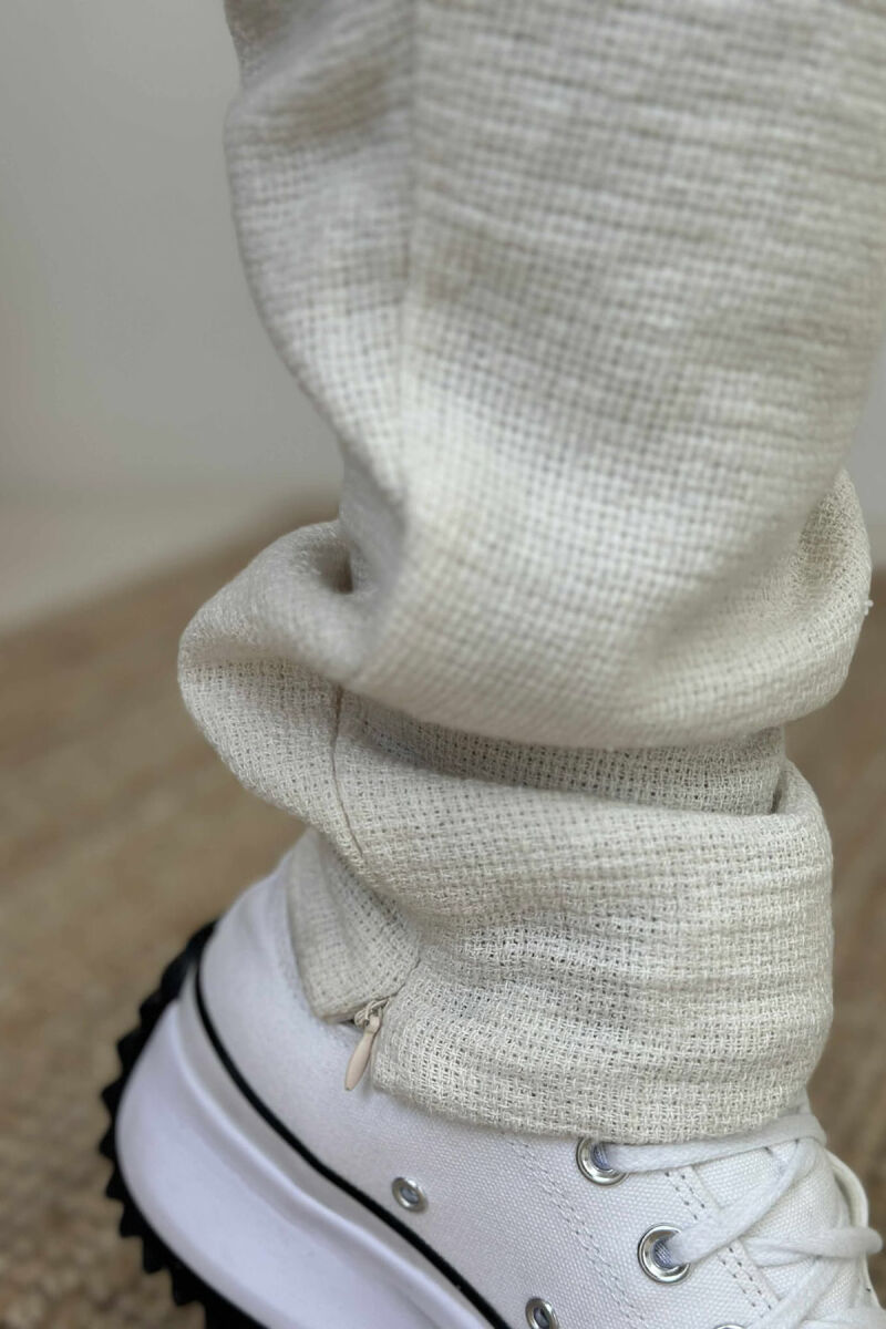 PANTALLONA TË THJESHTA ME DETAJIN E RRIPIT PËR MESHKUJ NË NGJYRËN KREM - 4