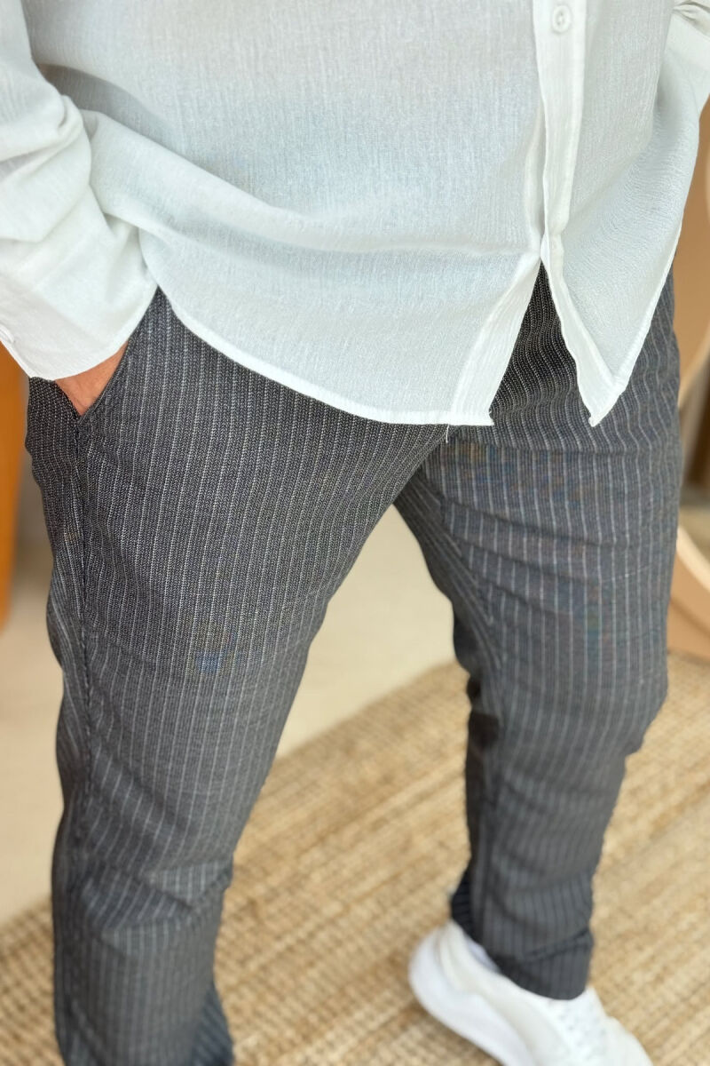 PANTALLONA TË THJESHTA ME DIZAJNIN E VIJAVE PËR MESHKUJ NË NGJYRËN GRI - 2