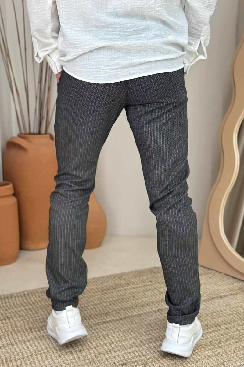 PANTALLONA TË THJESHTA ME DIZAJNIN E VIJAVE PËR MESHKUJ NË NGJYRËN KAFE - 2