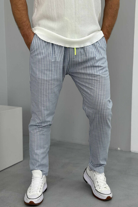 PANTALLONA TË THJESHTA ME VIJA PËR MESHKUJ NË NGJYRËN BLU E ZBARDHUR - 2