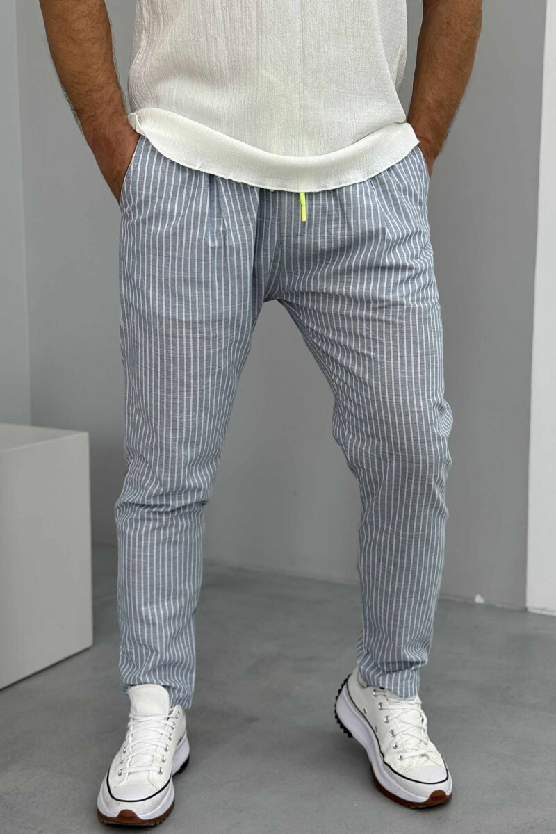 PANTALLONA TË THJESHTA ME VIJA PËR MESHKUJ NË NGJYRËN BLU E ZBARDHUR - 2