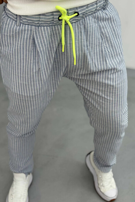 PANTALLONA TË THJESHTA ME VIJA PËR MESHKUJ NË NGJYRËN BLU E ZBARDHUR - 4