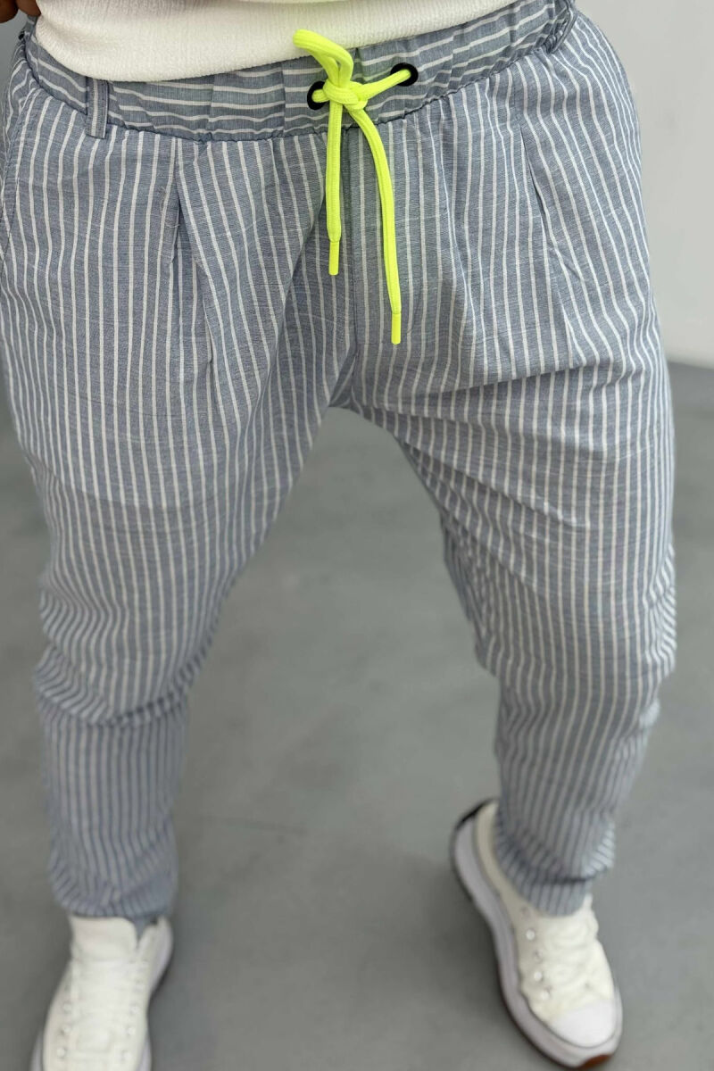 PANTALLONA TË THJESHTA ME VIJA PËR MESHKUJ NË NGJYRËN BLU E ZBARDHUR - 4