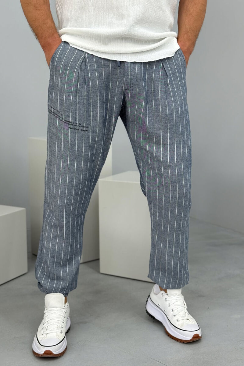 PANTALLONA TË THJESHTA ME VIJA PËR MESHKUJ NË NGJYRËN BLU E ZBARDHUR - 2