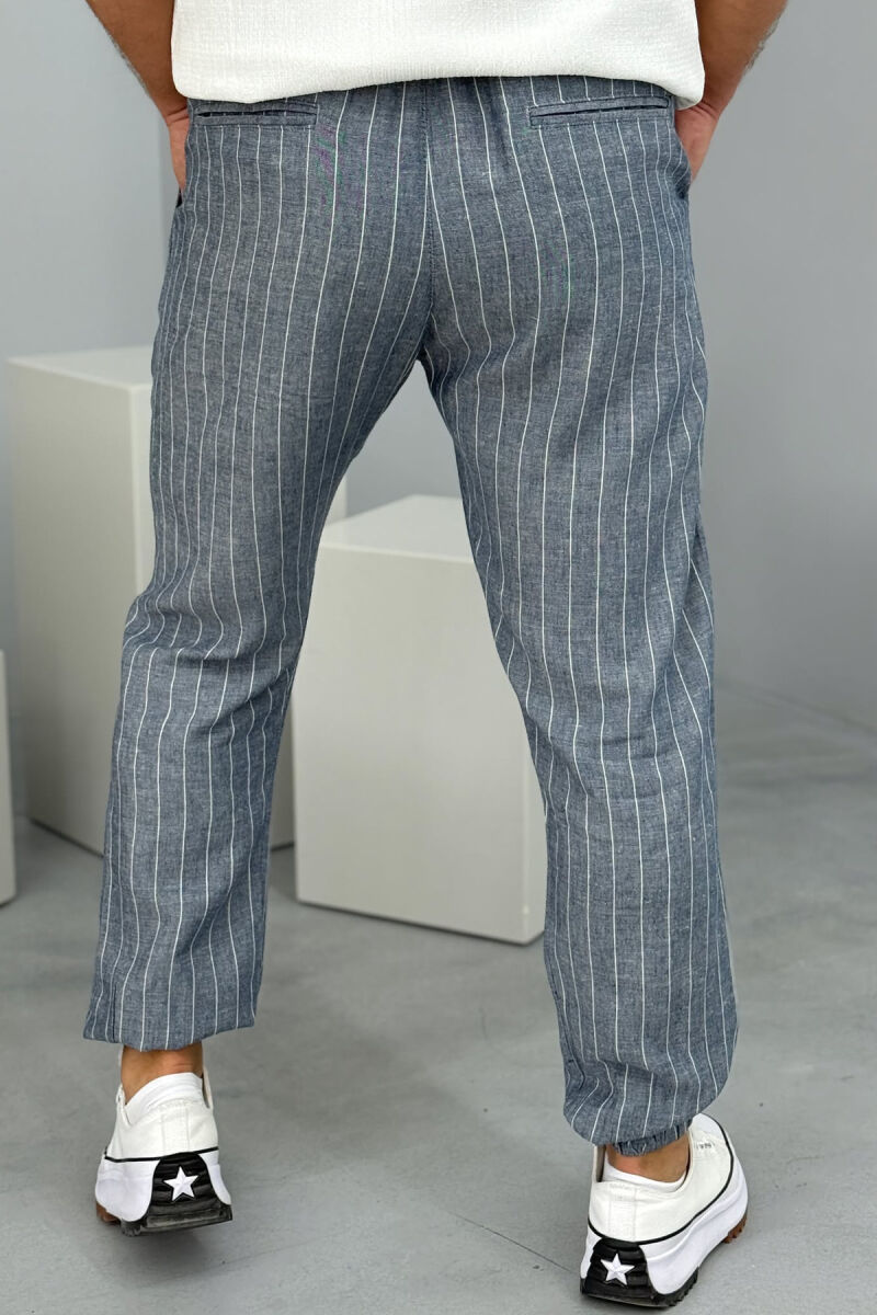 PANTALLONA TË THJESHTA ME VIJA PËR MESHKUJ NË NGJYRËN BLU E ZBARDHUR - 3