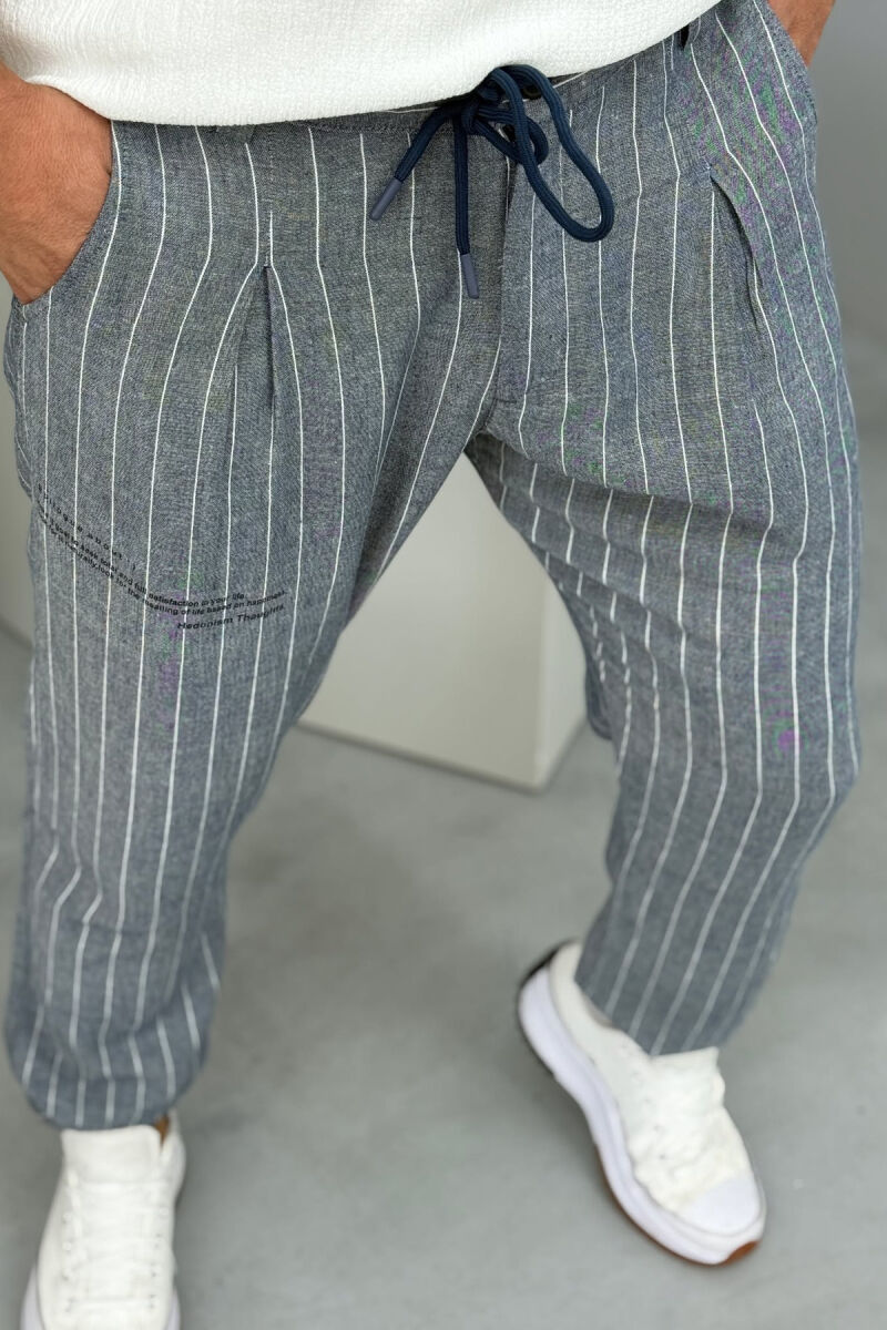 PANTALLONA TË THJESHTA ME VIJA PËR MESHKUJ NË NGJYRËN BLU E ZBARDHUR - 4