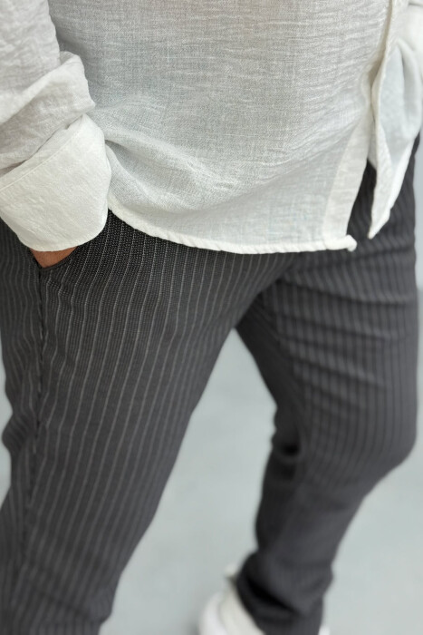 PANTALLONA TË THJESHTA ME VIJA PËR MESHKUJ NË NGJYRËN GRI - 3