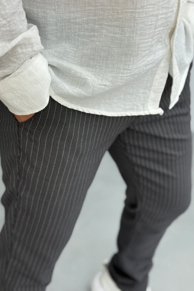 PANTALLONA TË THJESHTA ME VIJA PËR MESHKUJ NË NGJYRËN GRI - 3