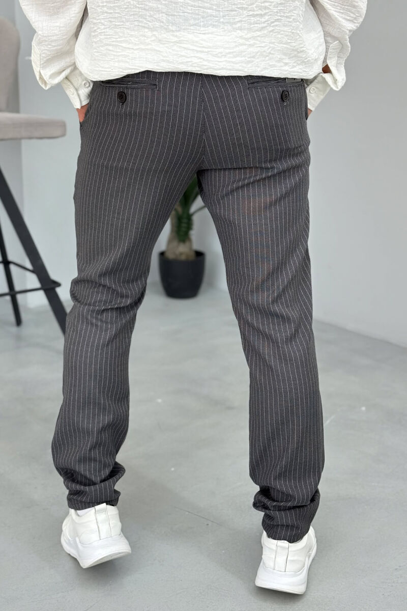 PANTALLONA TË THJESHTA ME VIJA PËR MESHKUJ NË NGJYRËN GRI - 4