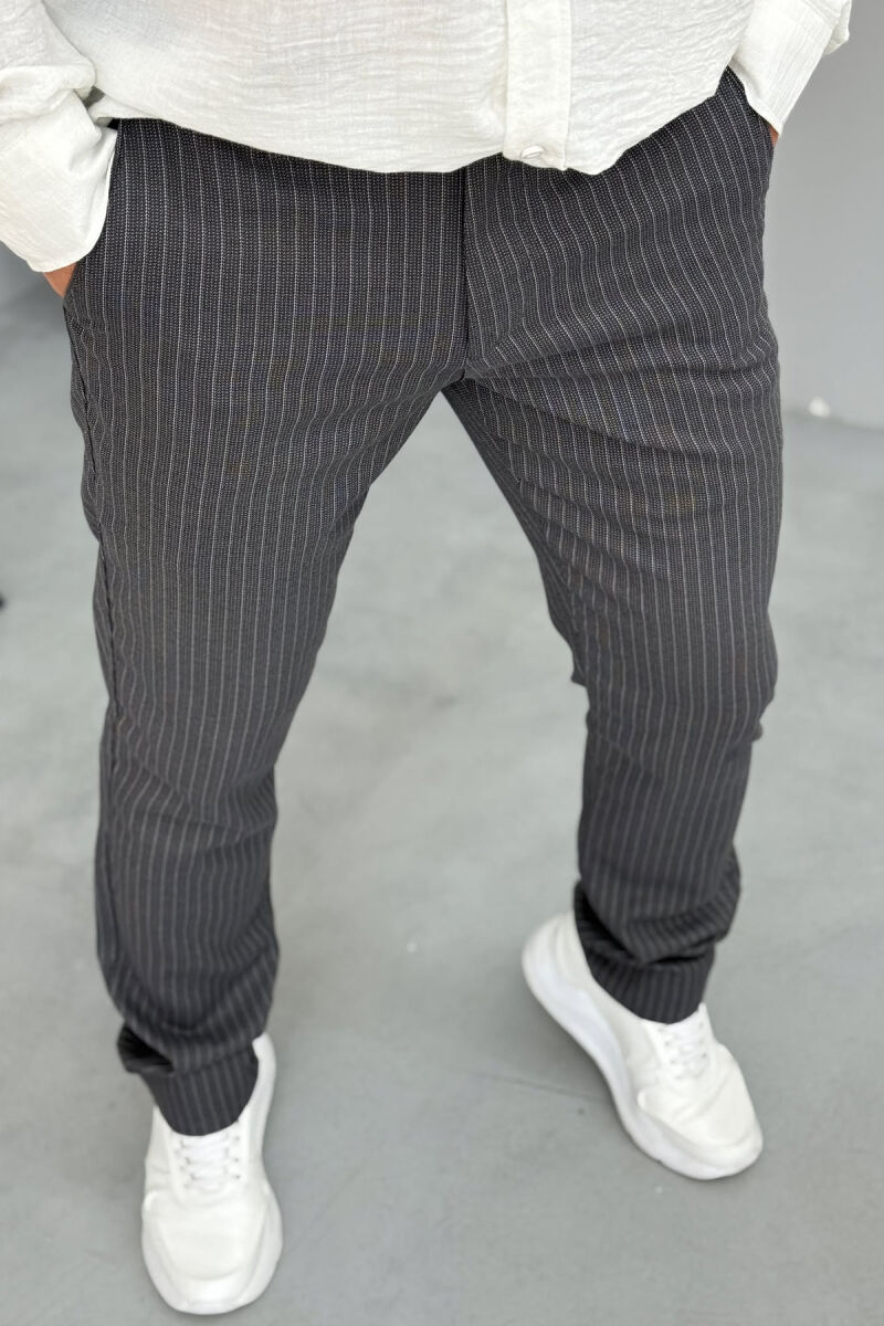 PANTALLONA TË THJESHTA ME VIJA PËR MESHKUJ NË NGJYRËN GRI - 5