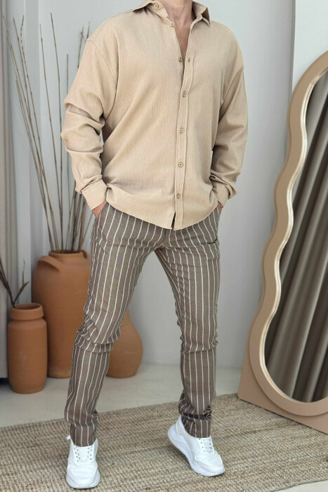 PANTALLONA TË THJESHTA ME VIJA PËR MESHKUJ NË NGJYRËN KAFE E ZBARDHUR - 1