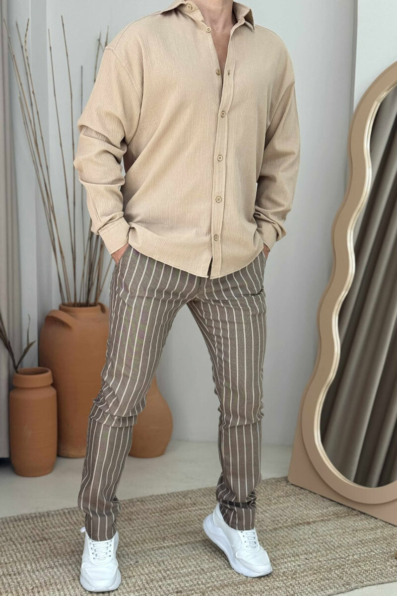 PANTALLONA TË THJESHTA ME VIJA PËR MESHKUJ NË NGJYRËN KAFE E ZBARDHUR - 1