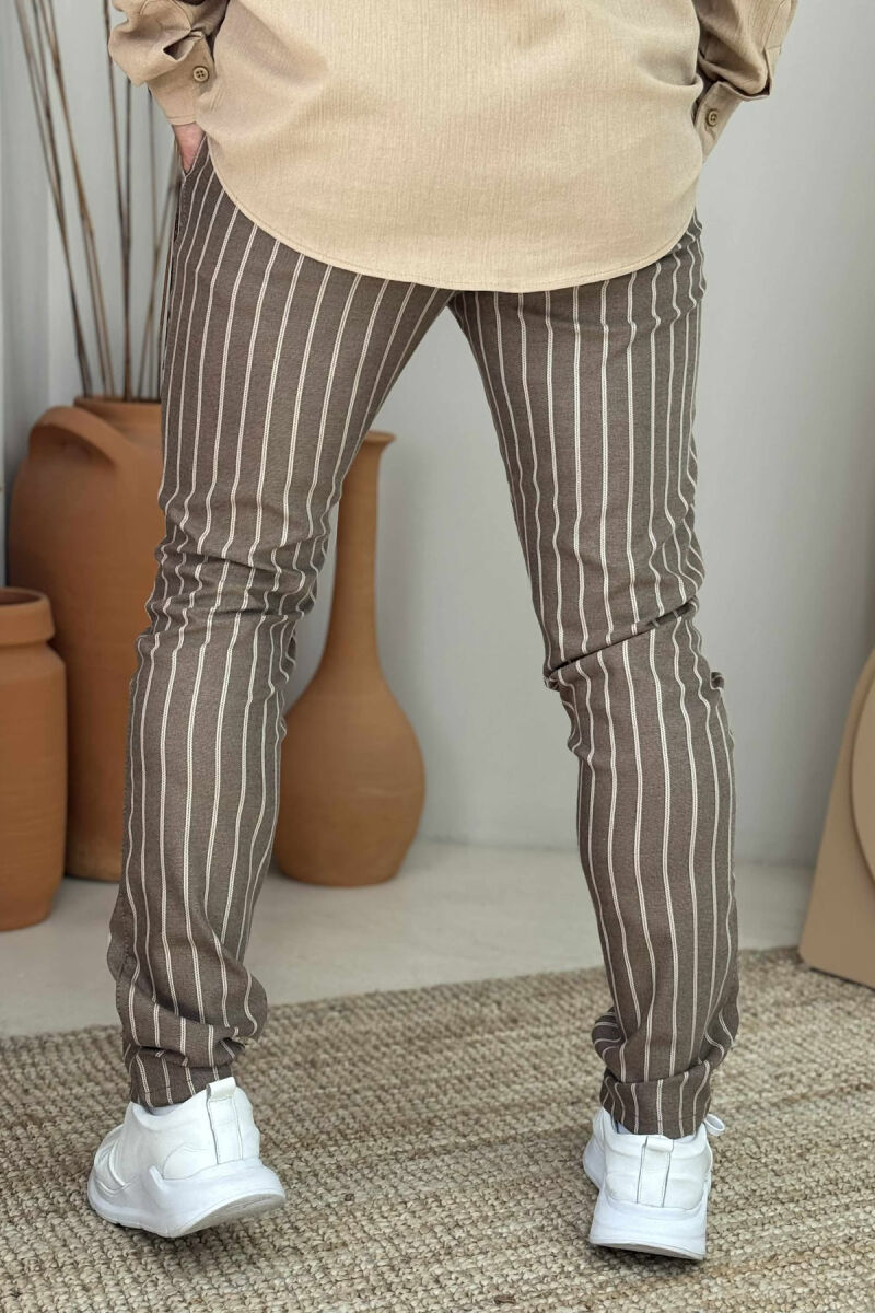 PANTALLONA TË THJESHTA ME VIJA PËR MESHKUJ NË NGJYRËN KAFE E ZBARDHUR - 5