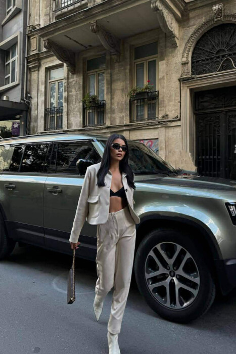 PANTALLONA TE THJESHTA NJE NGJYRESHE PER FEMRA NE NGJYRE KREM - 2