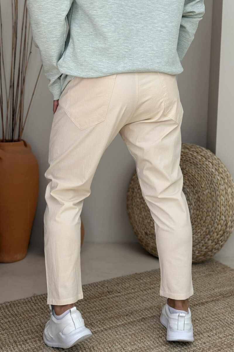 PANTALLONA TË THJESHTA NJËNGJYRËSHE PËR MESHKUJ NË NGJYRËN KREM - 2