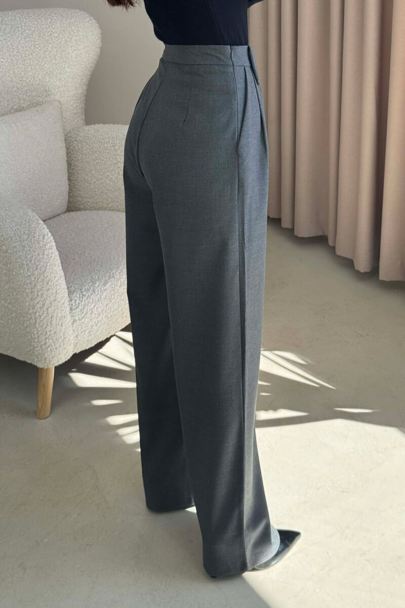 PANTALLONA TË THJESHTA PËR FEMRA NË NGJYRËN GRI E ERRËT - 2