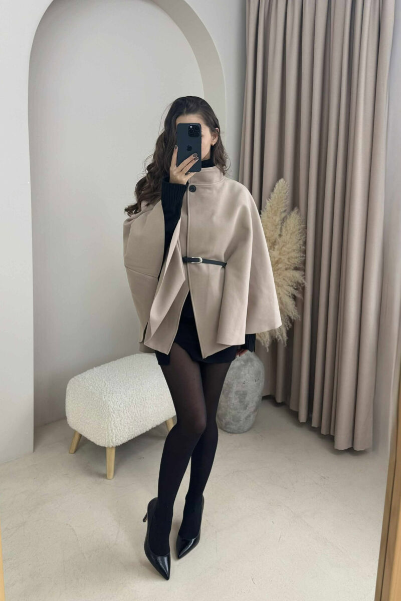 PELERINË NJË NGJYRËSHE ME DETAJIN E RRIPIT PËR FEMRA NË NGJYRË BEZHË - 2