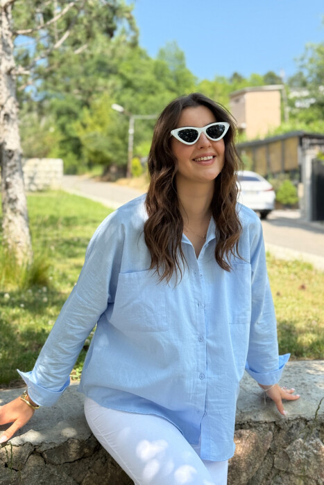 KËMISHE NJË NGJYRËSHE ME DETAJIN E XHEPAVE PËR FEMRA NË NGJYRËN BLU E ZBARDHUR 
