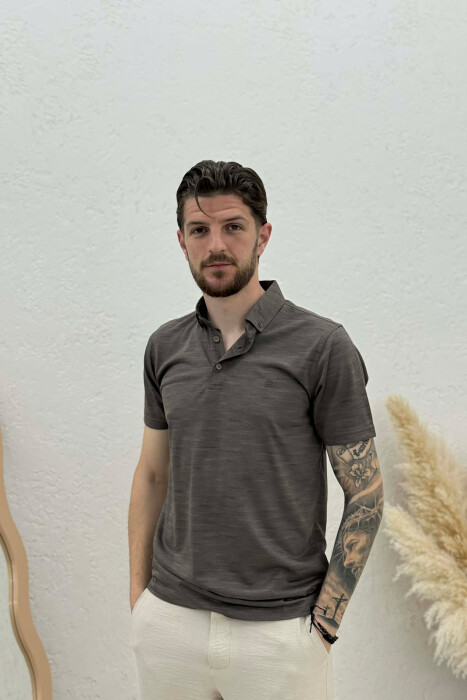 T-SHIRT NJE NGJYRESH ME JAKE POLO PER MESHKUJ NE NGJYRE KAFE - KLAUDIO FASHION