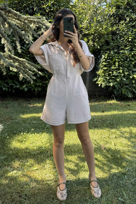 JUMPSUIT NJË NGJYRËSH ME JAKË POLO PËR FEMRA NË NGJYRËN BEZHË 