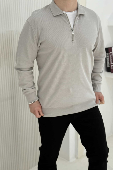 BLUZË ME JAKË POLO ME ZINXHIR PËR MESHKUJ NË NGJYRËN GRI E ZBARDHUR 