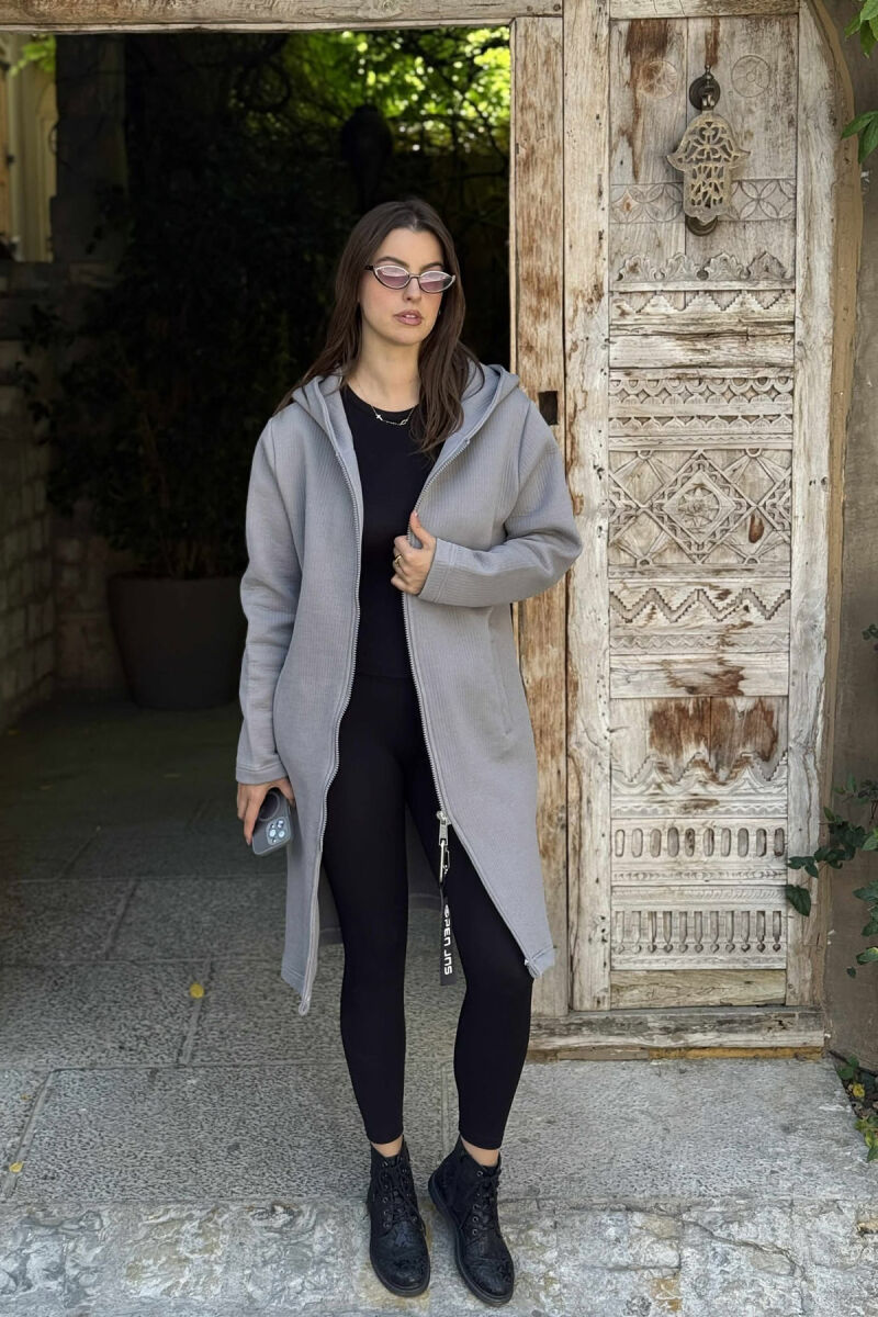 PULOVËR E GJATË NJË NGJYRËSHE ME KAPUÇ PËR FEMRA NË NGJYRËN GRI - 1