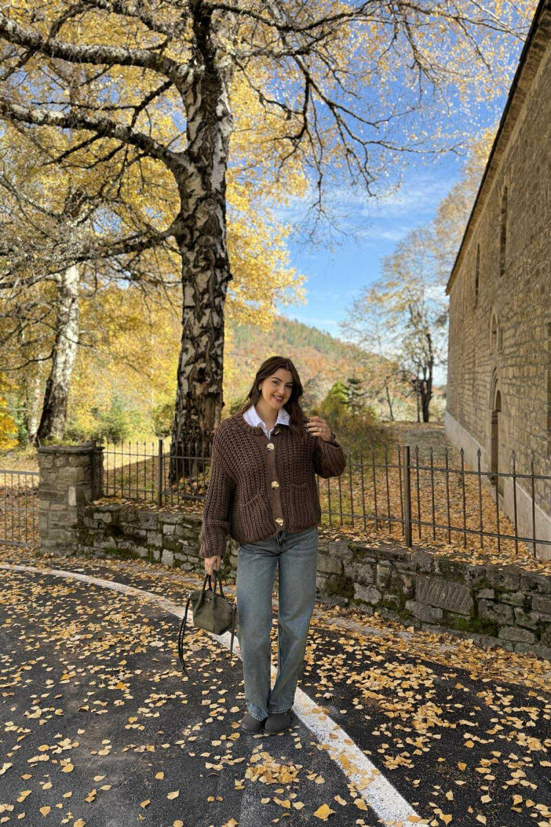 PULOVËR E THJESHTË E THURRUR E DETAJIN E BUTONAVE PËR FEMRA NË NGJYRË KAFE - 2