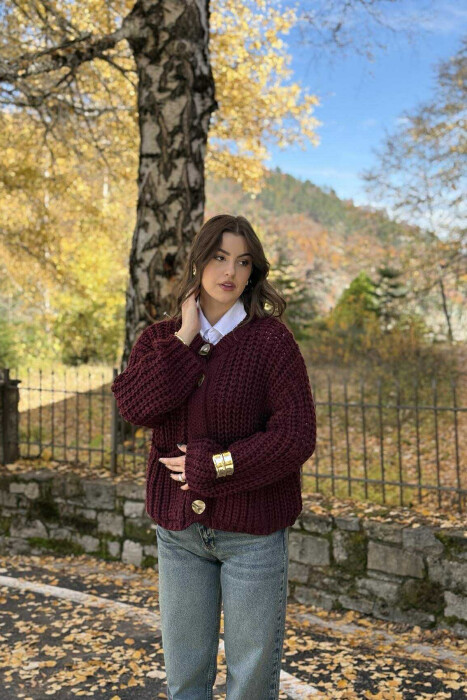 PULOVËR E THJESHTË E THURRUR E DETAJIN E BUTONAVE PËR FEMRA NË NGJYRË VISHNJË - 2