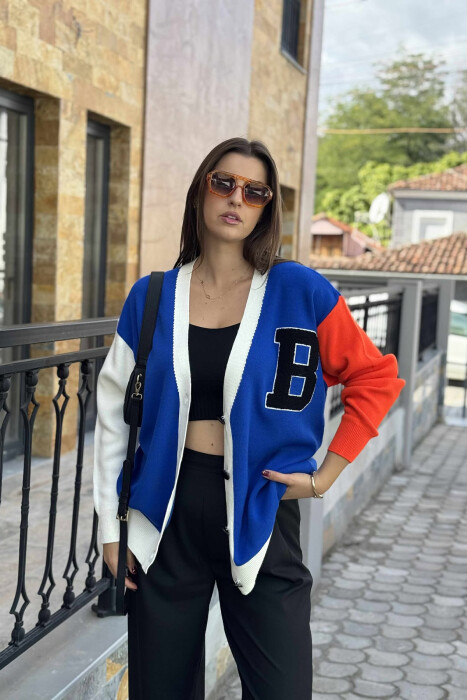 PULOVËR E THJESHTË ME SHKRONJËN B PËR FEMRA NË NGJYRË BLU - 2