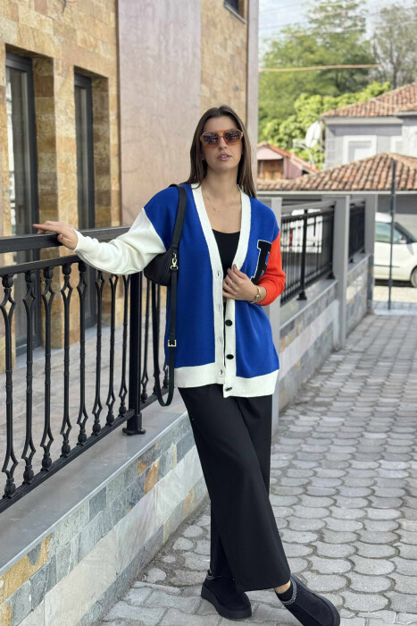 PULOVËR E THJESHTË ME SHKRONJËN B PËR FEMRA NË NGJYRË BLU - 1