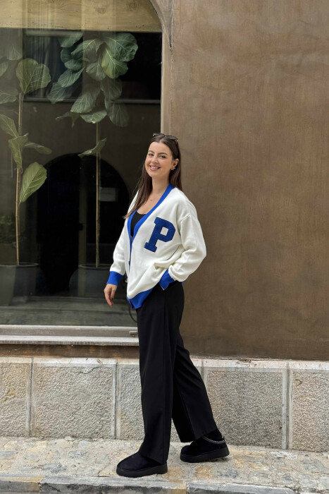 PULOVËR E THJESHTË ME SHKRONJËN P PËR FEMRA NË NGJYRËN TË BARDHË ME BLU - 1