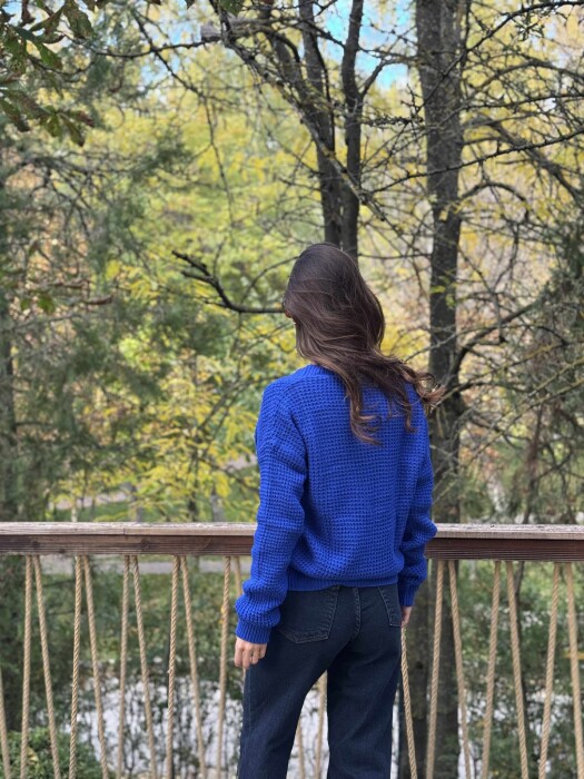 PULOVËR E THJESHTË NJË NGJYRËSHE PËR FEMRA NË NGJYRË BLU - 4