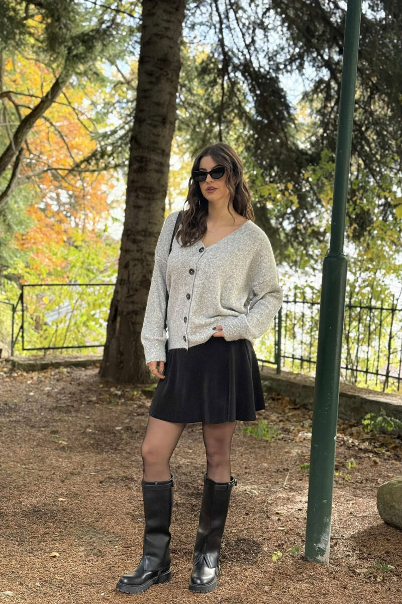 PULOVËR E THJESHTË NJË NGJYRËSHE PËR FEMRA NË NGJYRË GRI - 2